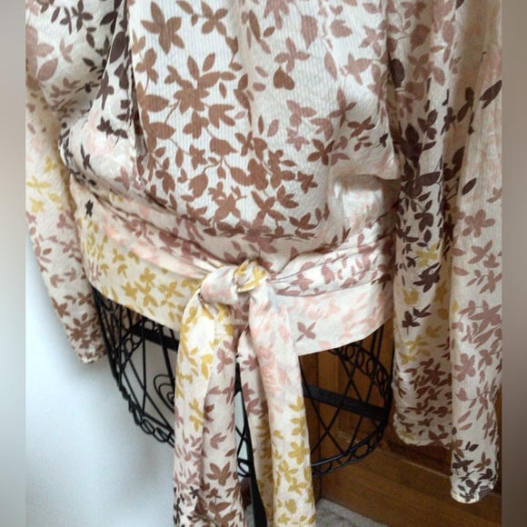 Bcbg Maxazria open back Flowy tie hem top, Small - Picture 4 of 8